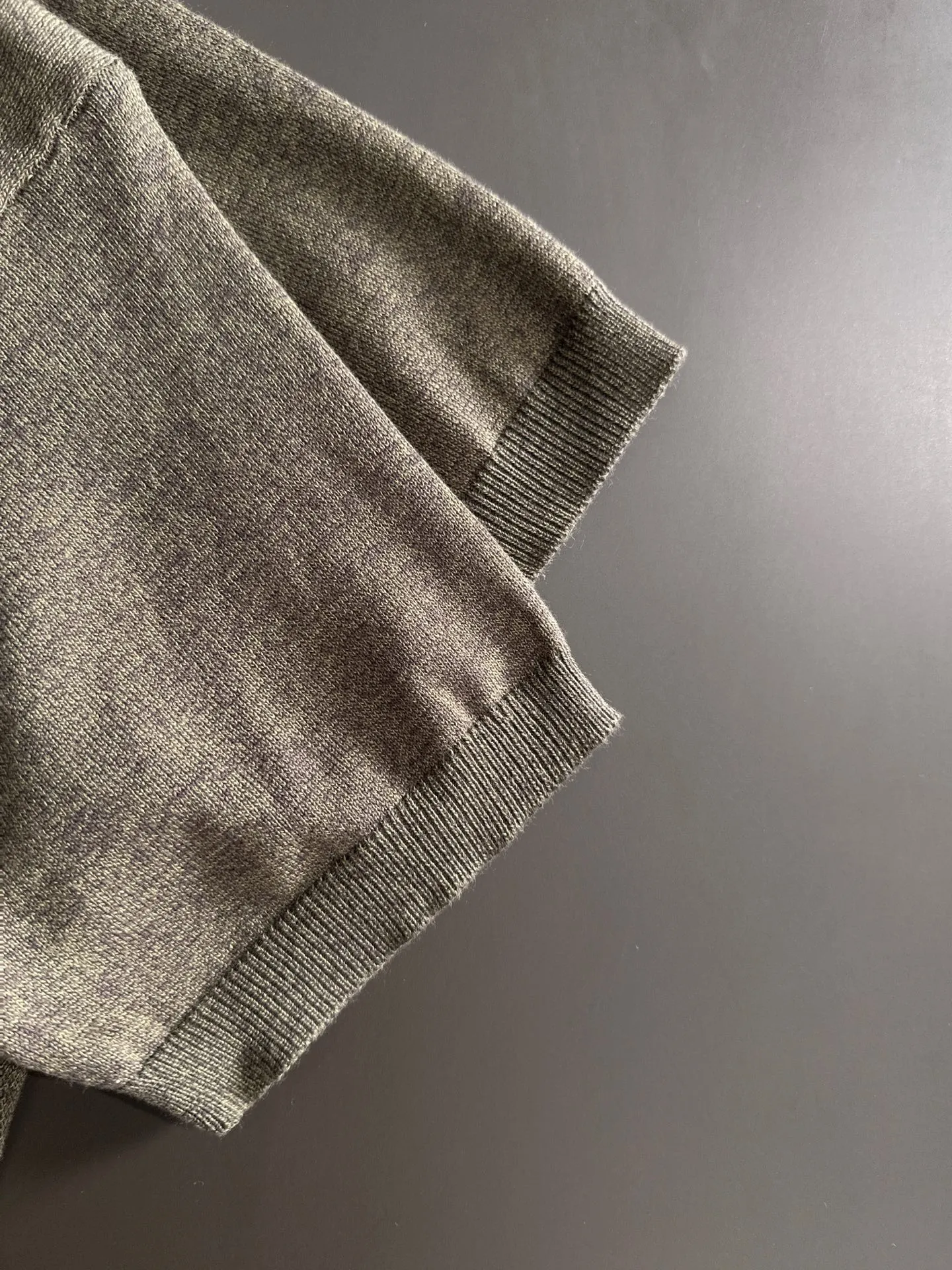 Next day shipment LP high quality Loro Piana 26ss New Arrival men's short-sleeved T-shirt Made of combed cotton yarn knitted cotton fabric, no pressure when entering and exiting the counter Exclusive control of raw materials It feels substantial when weighed, and the upper body is more textured than ordinary T-shirts. This texture can cope with the weather easily and is suitable for both hot and cold! Loose fit design, looks noble. The only correct version is available Size: M to XXXL
